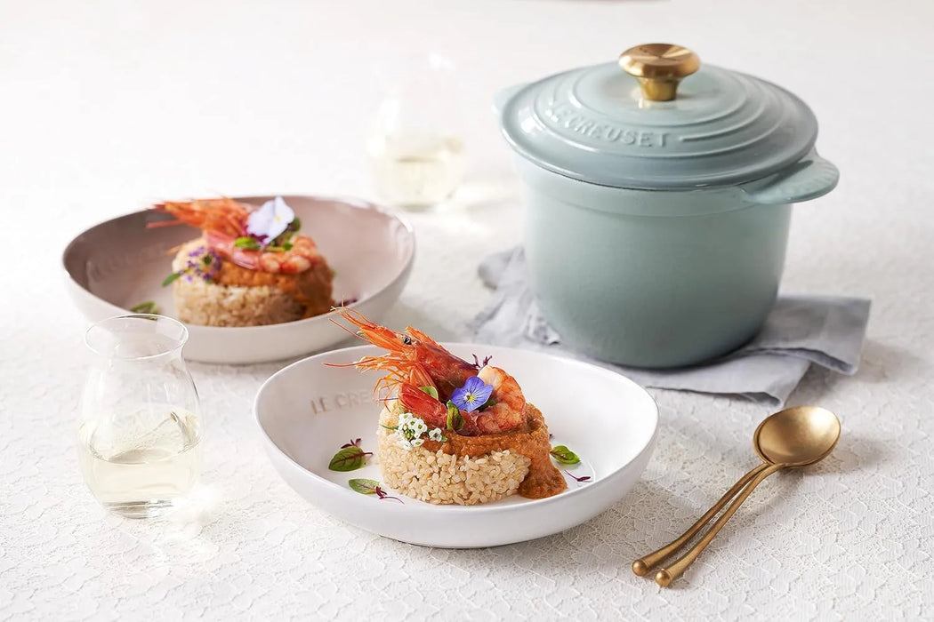 Le Creuset Flora Dish 8.7 Inch Mauve Pink Heat and Cold Resistant Oven Safe Le Creuset